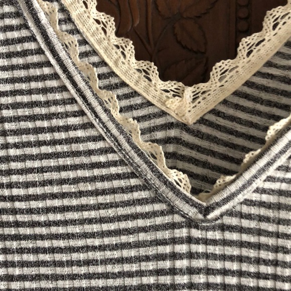 UMGEE lace trim V-neck BoHo tank nwot - Picture 4 of 8